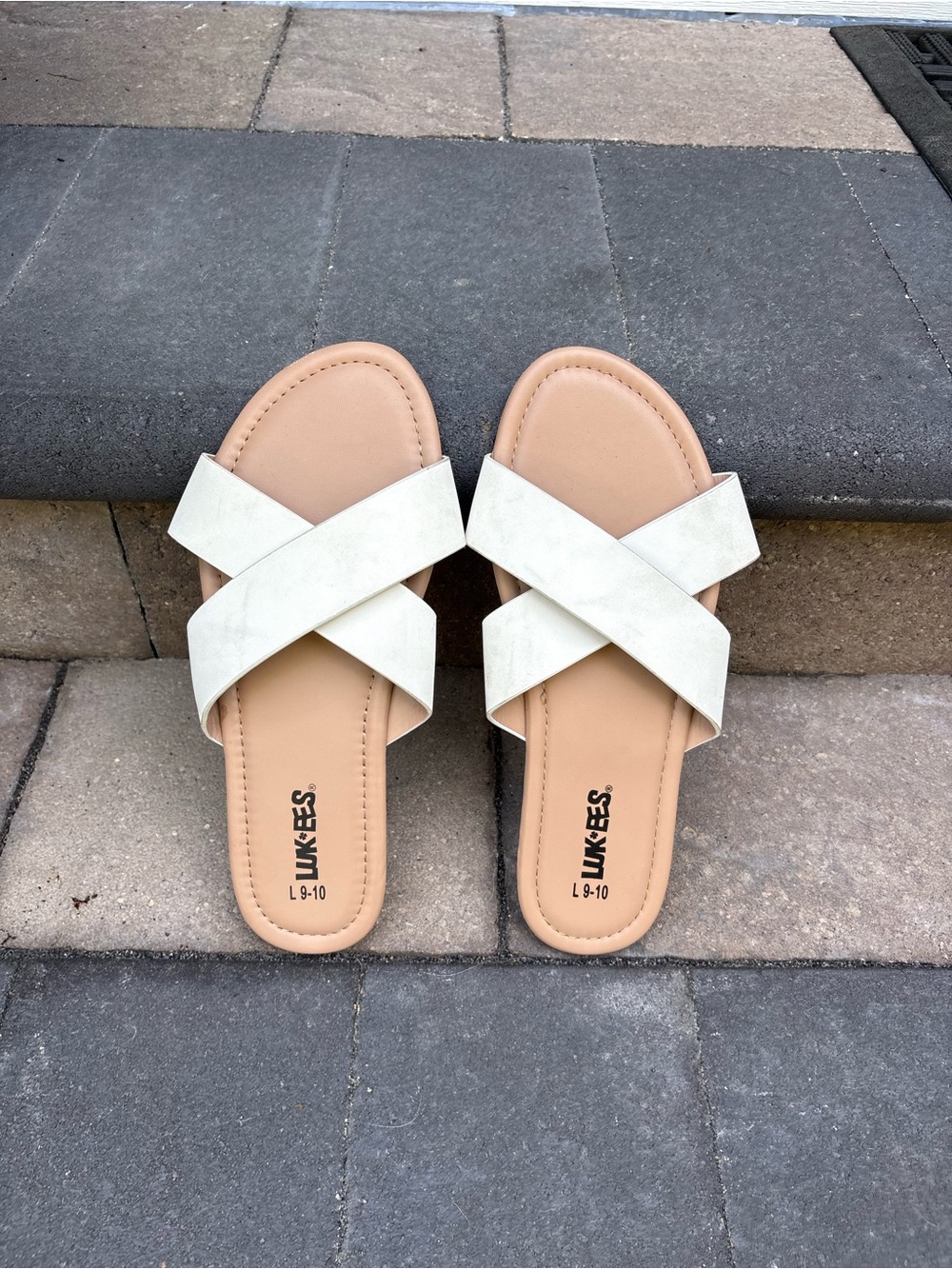 Lukee’s sandals - size L (9-10)